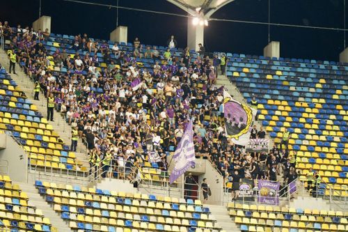 Ce nu s-a văzut la TV  4 momente surprinse la   FCSB - FC Argeș  de reporterii   GOLAZO.ro:  patronul rivalei la meci, gestul lui Pintilii + probleme cu ambulanța