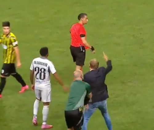 Vladimir Weiss, antrenorul lui Slovan Bratislava, a vrut să sară la Serdar Gozubuyuk după ce arbitrul olandez l-a eliminat