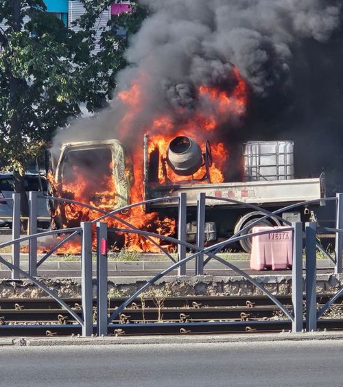Panică în Ghencea   Un   incendiu  a izbucnit lângă stadionul Steaua, înainte de meciul cu UTA