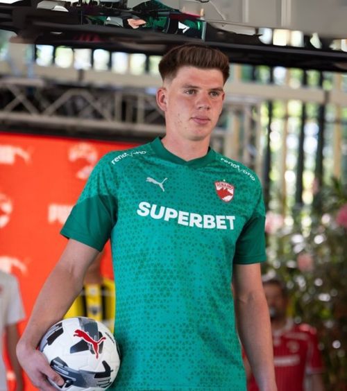 Lista lui Dinamo  Clubul a publicat   numele a 16 jucători:  „După o lungă perioadă de dificultăți financiare, facem pași concreți”