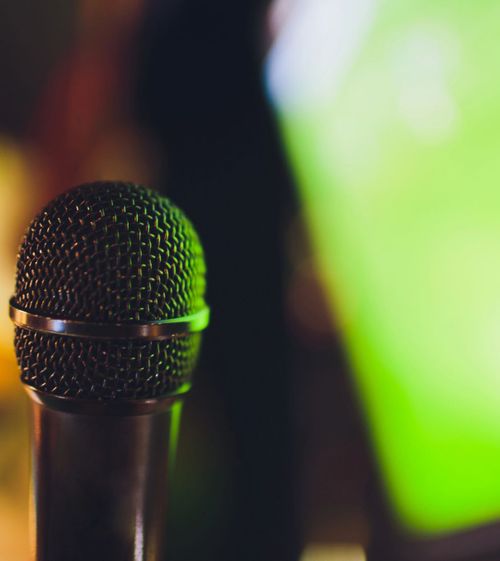 Cine comentează meciurile  Toate cele 3 partide de astăzi sunt transmise la TV și vor avea   nu mai puțin de 9 comentatori