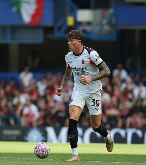 Coubiș îi ține în suspans   AC Milan a refuzat o ofertă pentru   fundașul dorit de Dinamo  + Nicolescu, contrazis de impresar