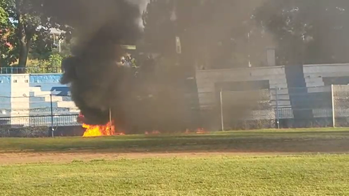 Fanii celor de la Corvinul au dat foc steagurilor după eliminarea din Cupa României. Foto: Captură, digisport.ro.