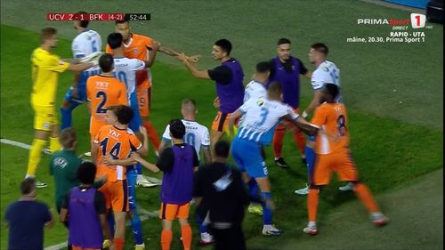 Universitatea Craiova - Istanbul Bașakșehir, altercație în repriza secundă Foto captură Prima Sport (16).jpeg