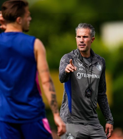 Feyenoord vine în România    Legendarul Van Persie  conduce echipa din Rotterdam. A cheltuit în vară pe jucători mai mult decât întreaga cotă de piață a FCSB!