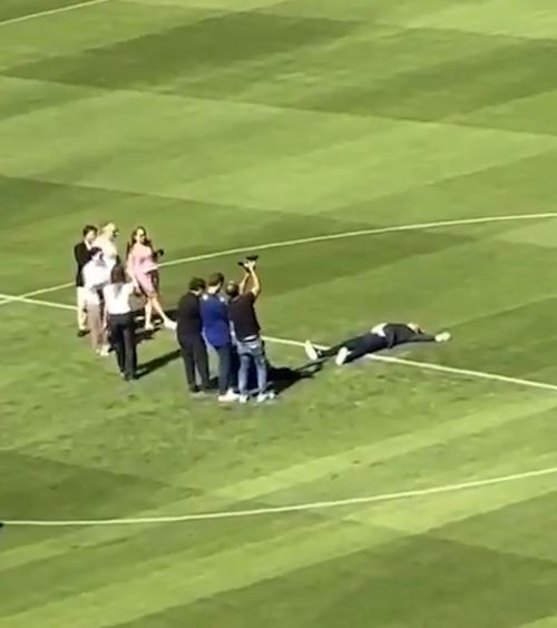 Imagine neobișnuită    VIDEO  Președintele clubului, filmat în timp ce   s-a întins pe gazon,  la centrul terenului