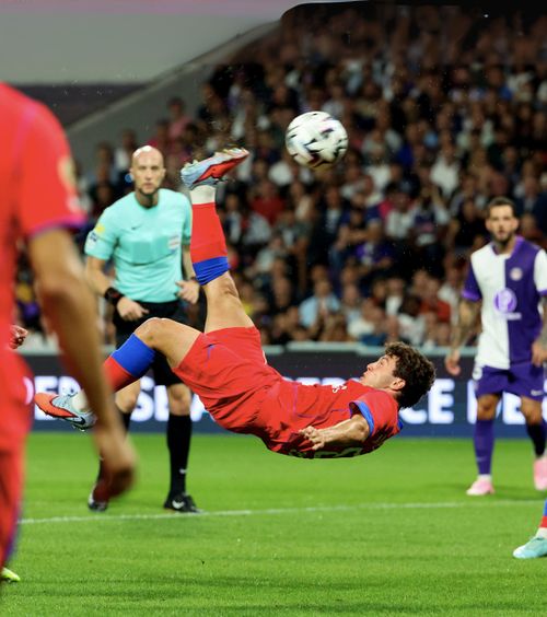 Joao Neves, show de nota 10!  Mijlocașul a înscris un „hat-trick” pentru PSG, iar   două dintre goluri au fost din „foarfecă”.  Prestația i-a adus o distincție rară