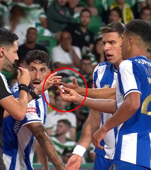 Incidente la derby-ul Sporting - Porto   Un jucător al oaspeților a fost lovit   de o brichetă  aruncată din tribune