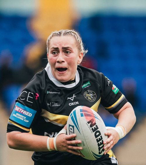 Întrebare șocantă în rugby   O jucătoare l-a chestionat pe arbitru: „Cu care dintre ele...?”. A fost   eliminată  imediat! Reacția „centralului”