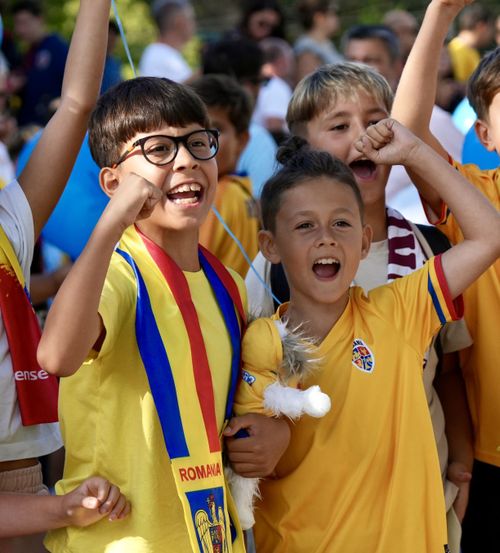 Bucurie cu doar 6 jucători    Peste 300 de copii au venit să vadă mini-antrenamentul naționalei:   ce „tricolori” au fost prezenți