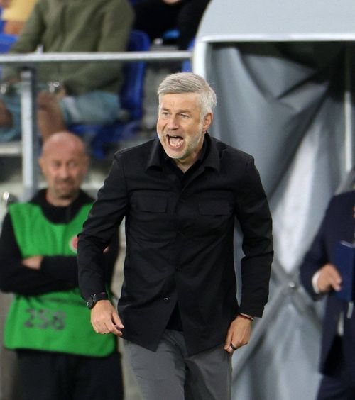 Nebunie la Legia lui Edi  Al doilea eșec la rând în Polonia.   Antrenorul atacă șefii,  golgeter accidentat grav, jucătorii s-au certat cu fanii 