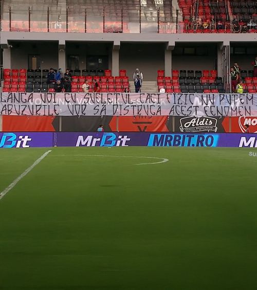 Protest la Miercurea Ciuc   Bannerul apărut la tribuna a doua + fotbaliștii au intrat pe teren cu   tricouri speciale:  „Nu există!”. De la ce a pornit totul