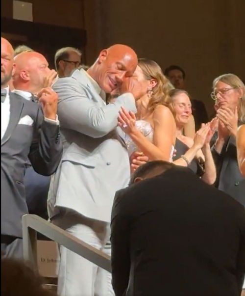 Dwayne Johnson, apariție-șoc la Veneția  A slăbit 27 kg pentru rolul din „The Smashing Machine.   15 minute de aplauze pentru „The Rock”, care a plâns