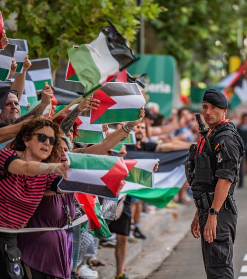 Protestatarii au oprit La Vuelta!   Mii de susținători pro-Palestina   i-au obligat pe organizatori să anuleze finalul etapei de la Bilbao