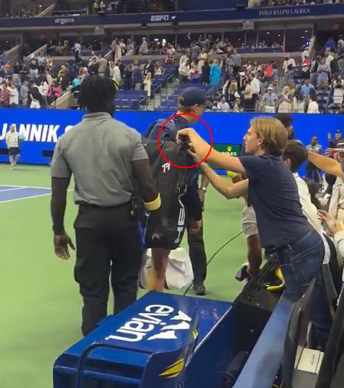 Tentativă de jaf la US Open    VIDEO.   Un fan a încercat   să fure  din rucsacul lui Jannik Sinner » Ce s-a întâmplat