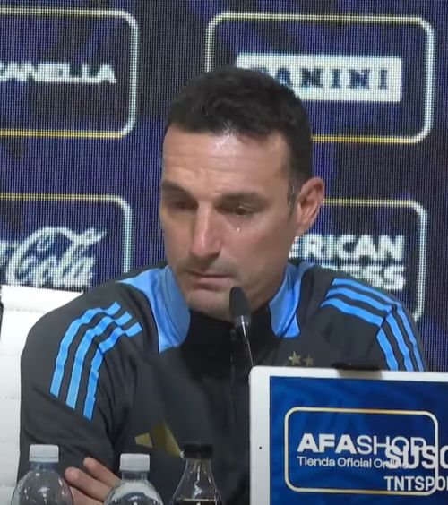 „Plângi?!”  Moment fabulos la conferința de presă a naționalei Argentinei, înaintea ultimului meci al lui Messi la Buenos Aires.   Scaloni, copleșit  de reacția unui jurnalist