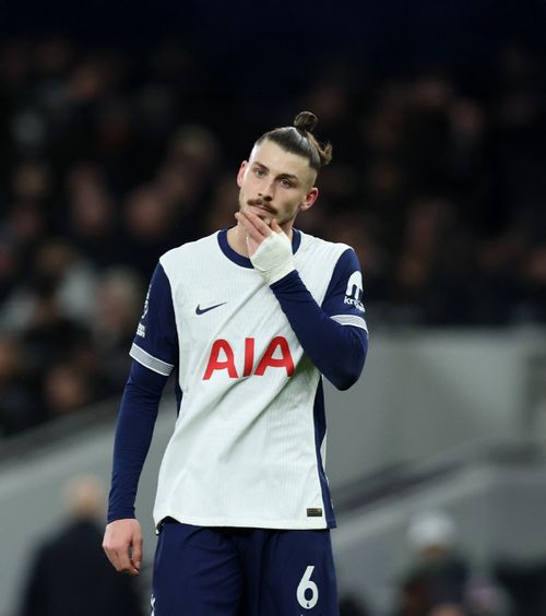 Nu-l mai așteaptă pe Drăgușin  Excluderea stoperului din lotul pentru Ligă arată   când speră Tottenham să revină  la capacitate maximă