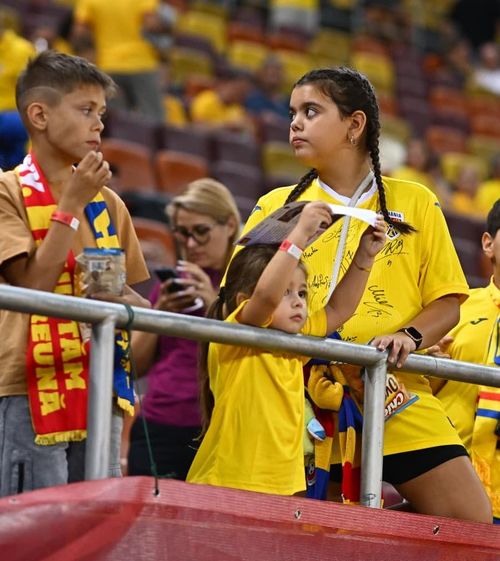 Reduși la tăcere    VIDEO+FOTO.   Atmosfera de vacanță s-a evaporat în câteva minute pe Arenă!   30.000 de români au amuțit  la gafele „tricolorilor”