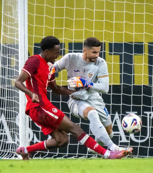 Moldovan, ce gafă!    FOTO.  Portarul României   s-a făcut de râs  în meciul cu Canada. Ce s-a întâmplat