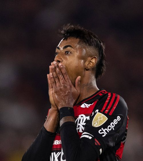 Prins că a trișat  Și-a aflat pedeapsa după ce fratele, cumnata și verișoara   au pariat  că va primi cartonaș galben