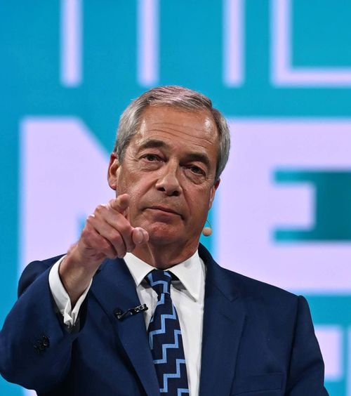 Fotbalul, instrument de propagandă  Cum își promovează   prietenul lui George Simion  partidul extremist din UK » Susținătorii s-au înghesuit să cumpere produsele