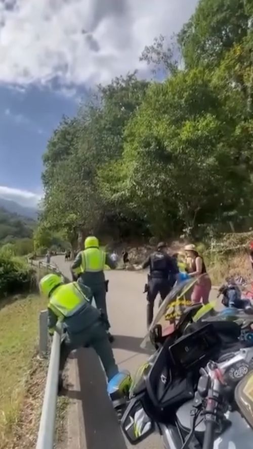 Forțele de ordine au intervenit pentru a elibera traseul în Turul Spaniei (FOTO: captură Marca)