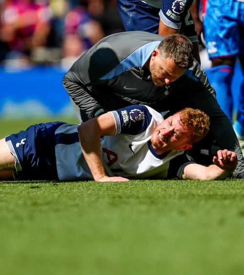 Imagine-șoc. Genunchiul desfăcut!  Poza extremă din operație și   gestul care îi arată ceva lui Drăgușin.  Atenție, imagine care vă poate afecta!