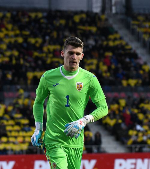 Îl atacă pe Lucescu  Revoltat că selecționerul refuză să-l titularizeze pe Târnovanu:   „I se face o măgărie!”