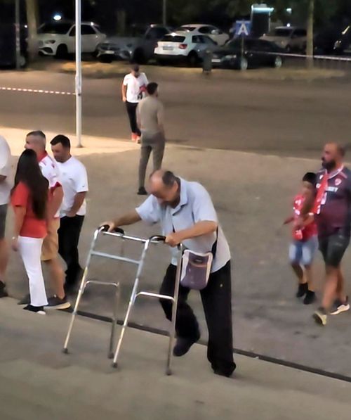 Momente emoționante     VIDEO  Dinamo l-a invitat la Săftica pe suporterul care   urca scările cu cadrul,  ca să asiste la meciul cu Hermannstadt