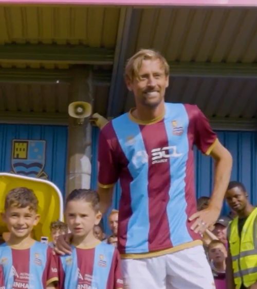 Peter Crouch, în liga a 7-a    VIDEO.    Râzi cu lacrimi!   Cum a apărut fostul atacant al Angliei la amatori!   Ce pariu a pierdut