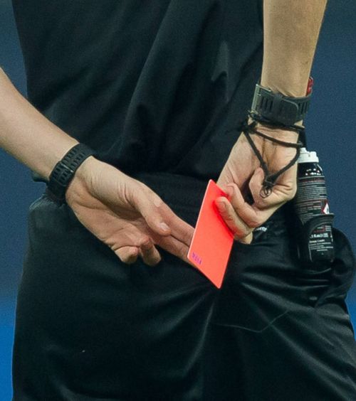 Ce se întâmplă cu arbitrii la pauză?  Dezvăluiri incredibile din interior: „Fără excepție, toți își verifică telefoanele.   Primesc mesaje”