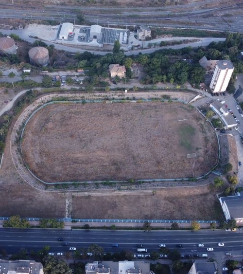 Constanța, fără stadioane!     Farul așteaptă o arenă nouă,  alta zace în degradare. Reportaj la „Portul”, transformat în spital modular