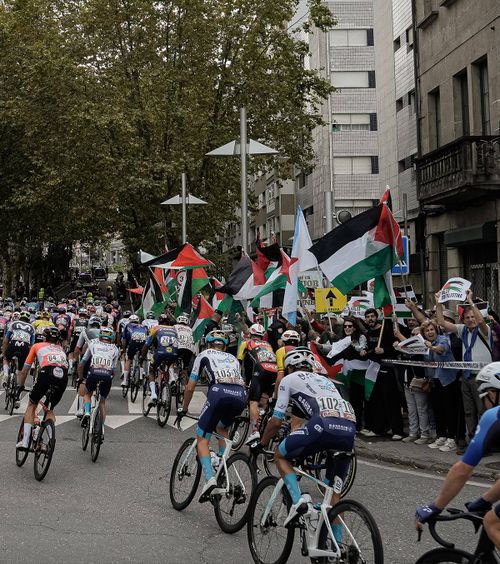 Cum a explodat războiul din Gaza în Vuelta  Mai ajunge plutonul la Madrid? Manifestanții pro-palestinieni   au întrerupt deja două etape,  dar organizatorii nu fac niciun pas înapoi