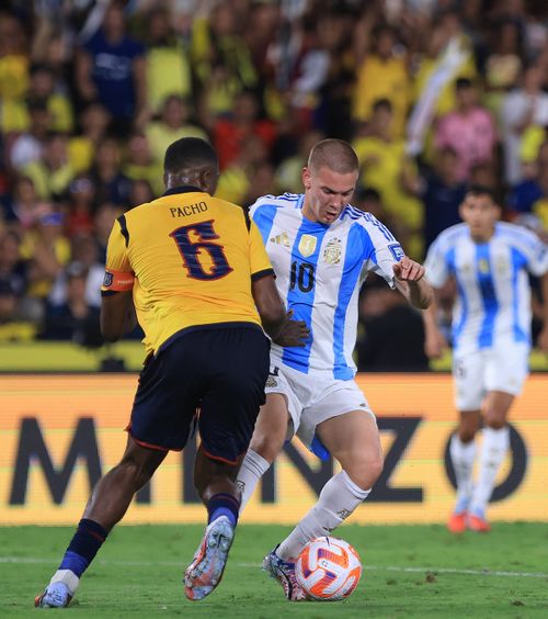 Noul decar al Argentinei     Cine a preluat  numărul 10 în ultimul meci din preliminariile pentru Mondial, în absența lui Messi: a bătut recordul lui Maradona