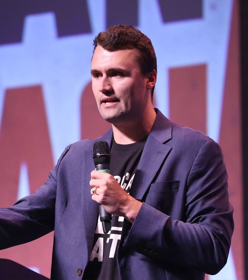 Fake news despre asasinul lui Charlie Kirk  Personaj inventat, îmbrăcat cu un tricou al lui AS Roma și cu o armă în mână.   Traseul suprarealist al unei farse