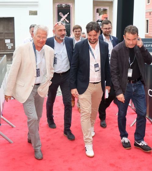 Loți Bölöni, pe covorul roșu   Legendarul fotbalist și antrenor a participat la   premiera internațională  a documentarului despre viața sa » „Emoții profunde”