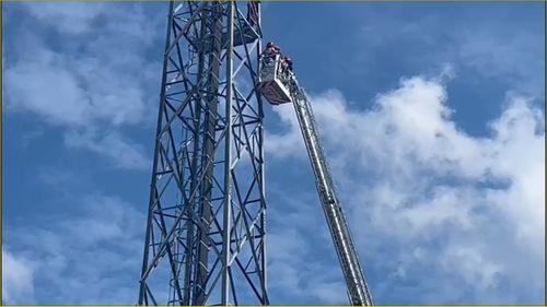 Un bărbat a urcat pe un stâlp de nocturnă al stadionului Ceahlăul. Foto: Captură, mesagerulneamt.ro