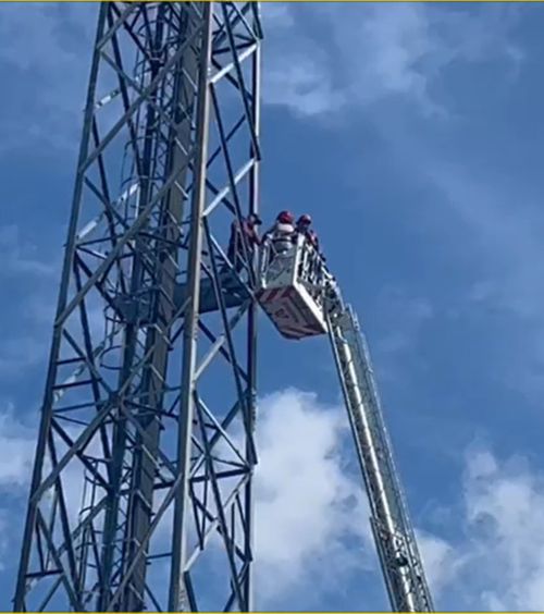 Probleme la Piatra-Neamț    Un bărbat s-a urcat pe un stâlp de nocturnă  al stadionului Ceahlăul » A fost convins să coboare după șase ore