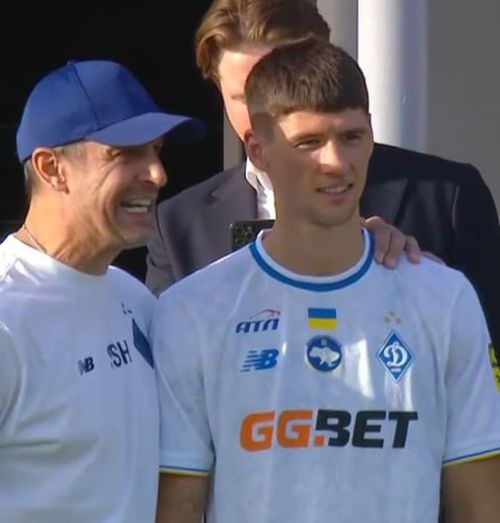 „Diavolul Blănuță”  Suporterii lui Dinamo Kiev   au aruncat cu obiecte  spre banca de rezerve și au afișat un banner împotriva românului