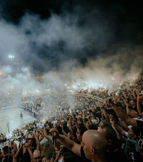 Incidente violente în Serbia   Fanii de la Steaua Roșie Belgrad   i-au atacat cu bâte  pe cei ai lui Partizan, după amicalul cu PAOK