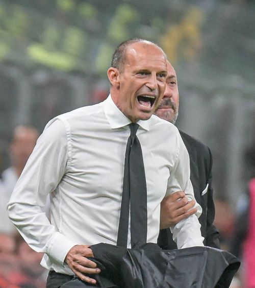 „Calmează-te, Mister!”  Scene uluitoare cu antrenorul lui AC Milan, eliminat!   Și-a dat jos sacoul,  s-a certat cu arbitrii și a fost ținut cu greu de staff