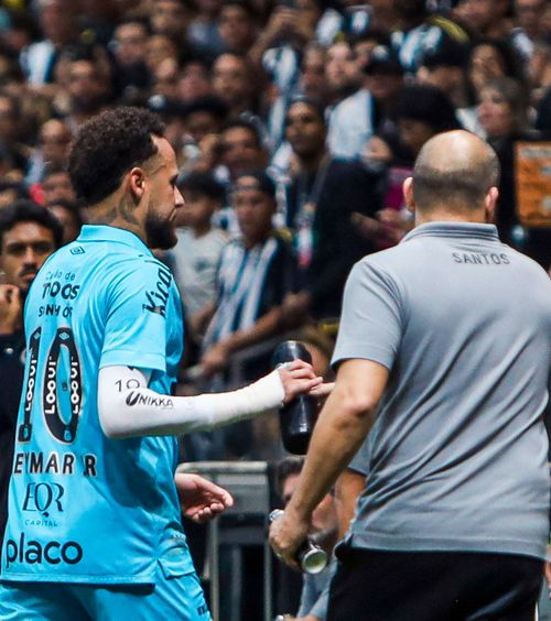„Gazonul sintetic e de rahat!”  Neymar, furios!   Și-a luxat glezna  în primul minut al meciului