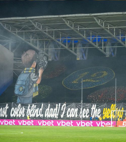 Spectacol în tribune     VIDEO+FOTO.    Scenografii de senzație      ale galeriei Petrolului la derby-ul cu Dinamo