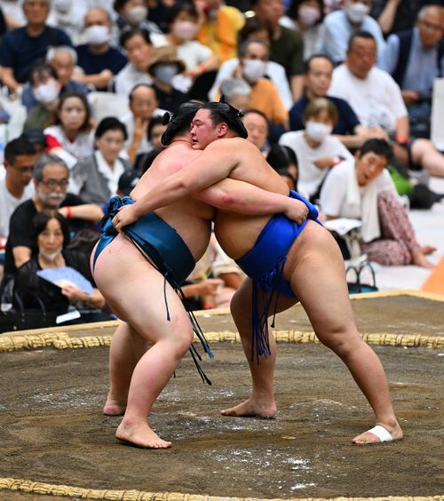 Sumo, tot mai popular printre străini  Japonezii organizează un turneu internațional la Londra,   după 20 de ani.  Se pregătește Parisul