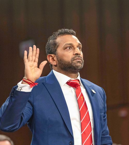 Directorul FBI, gafă în Senat!  Conservatorul Kash Patel a purtat însemnul lui Liverpool la audiere, un club care e   contra politicii lui Trump