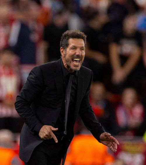Simeone, criză de nervi!    FOTO.  A fost la un pas   să se ia la bătaie  cu fanii lui Liverpool. Gestul care l-a scos din sărite pe antrenorul lui Atletico