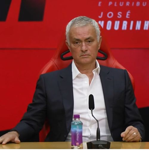 Mourinho, prezentat la Benfica  Tehnicianul a fost luat la țintă de președintele lui Fener:   „Ciudată coincidență!  Parcă a plănuit totul”