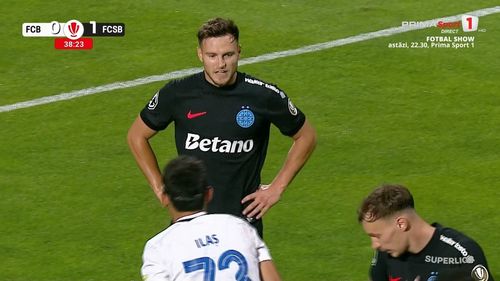 Faultul lui Dennis Politic și eroarea lui Alhassan Foto captură ecran Prima Sport (8).jpeg