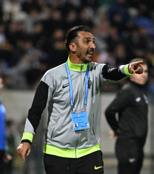 Cine e vinovat pentru criza de la FCSB   S-au contrazis în timpul meciului: „Poate că-și va da seama   antrenorul sabotor  că e cazul să-l lase”