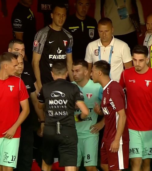 S-au încins spiritele la Cluj!    FOTO.  Conflict în drum spre vestiare la CFR - UTA Arad »   Camora a sărit la adversari